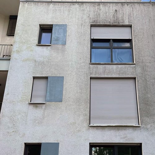 Putzfassade mit Befall durch Schwarzalgen benötigt Fassadenreinigung! Putzfassade Schwarzalge vorher, dreckig